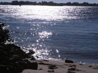 glitzerndes wasser