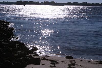 glitzerndes wasser