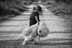 Beziehung zum inneren Kind Kind mit Teddy