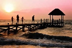 Umgang mit Kinder Familie am Meer im Sonnenuntergang