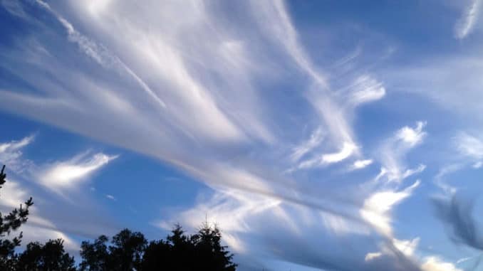 Wolken wie Fäden