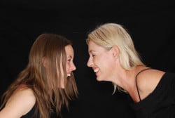 Wir brauchen starke Kinder  Lachen Mutter und Tochter