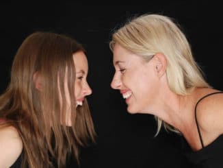 Lachen Mutter und Tochter