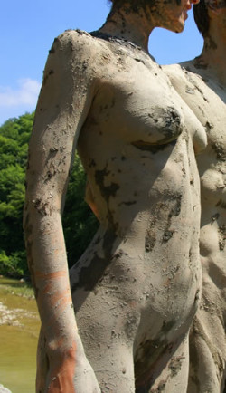 Heilerde Frau nackt Schlamm