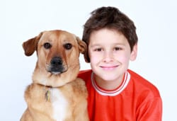 Junge mit Hund