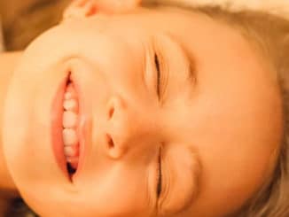 Freude-Meadchen-laecheln-joy