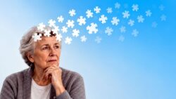 Demenz - Seniorin mit schwebenden Puzzleteilen