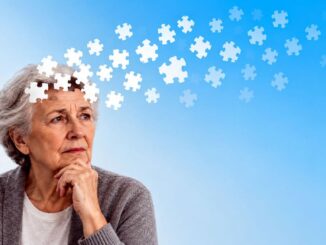 Seniorin mit schwebenden Puzzleteilen