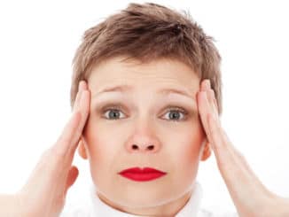 Frau-Stress-Gesicht-Kopfschmerz-ache