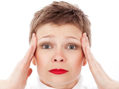 Frau-Stress-Gesicht-Kopfschmerz-ache