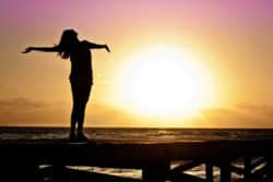 frau-licht-wasser-steg-woman