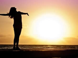 frau-licht-wasser-steg-woman
