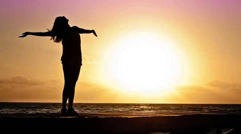frau-licht-wasser-steg-woman