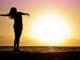 frau-licht-wasser-steg-woman