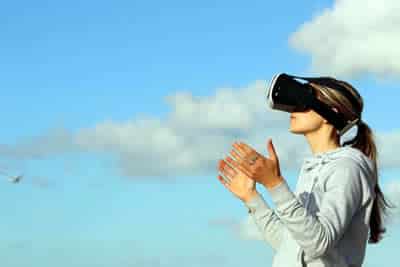 virtuell-brille-frau-himmel