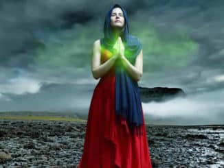 frau-beten-langes-kleid-woman