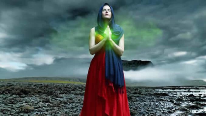 frau-beten-langes-kleid-woman