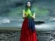 frau-beten-langes-kleid-woman