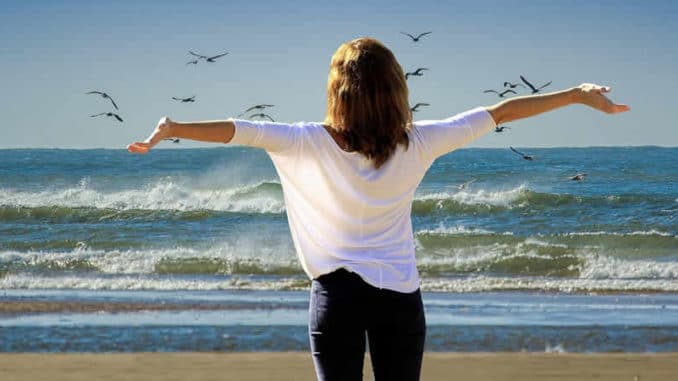 frau-strand-freude-holiday