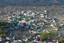 Plastik-Flaschen-Wasser-Verschmutzung-bottles