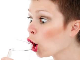 wasser-trinken-kopf-adult