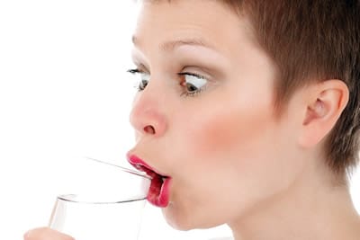 wasser-trinken-kopf-adult