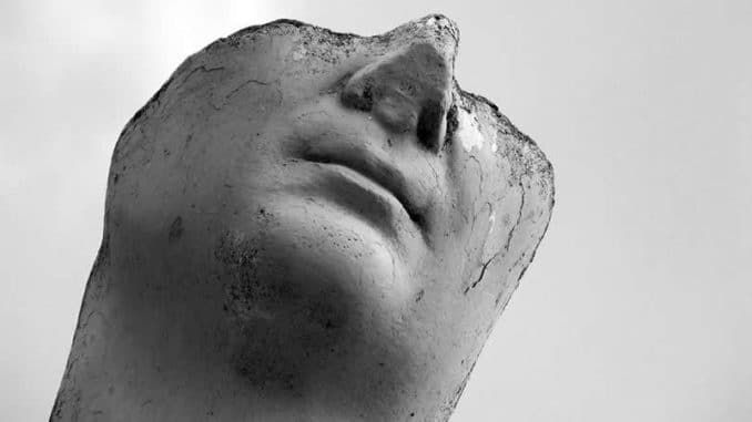 kopf-gesicht-halb-statue