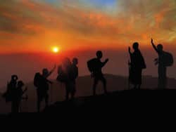Richtige Kleidung für Reisen und Outdoor-Aktivitäten sonnenuntergang wandern gruppe sunset