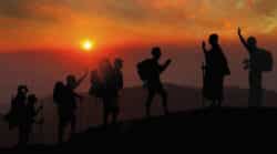 sonnenuntergang-wandern-gruppe-sunset