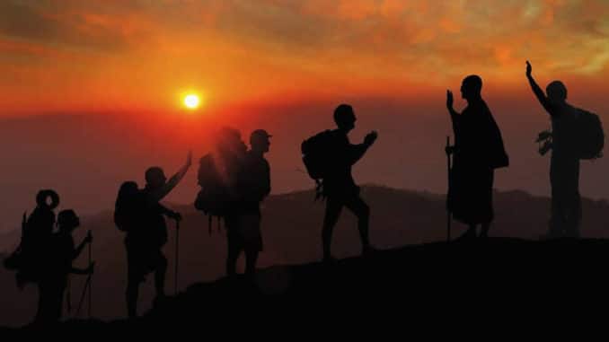 sonnenuntergang-wandern-gruppe-sunset