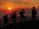 sonnenuntergang-wandern-gruppe-sunset