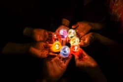Deep Relaxation lichter haende candles in dark