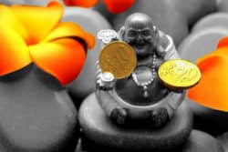 Selig sind die Reichen im Geiste geld steine buddha