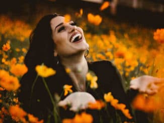 frau-gluecklich-selbstliebe-spirit-online-flower