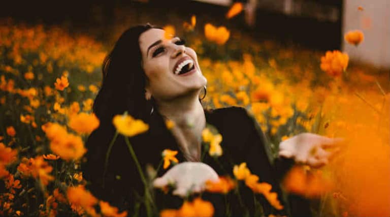 frau-gluecklich-selbstliebe-spirit-online-flower
