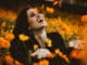 frau-gluecklich-selbstliebe-spirit-online-flower