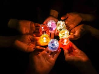 lichter-haende-candles-in-dark