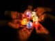 lichter-haende-candles-in-dark