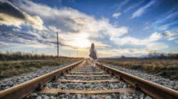 Spirituelle Musik -maedchen-gitarre-gleise-rail
