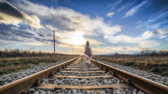 Spirituelle Musik -maedchen-gitarre-gleise-rail