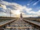 Spirituelle Musik -maedchen-gitarre-gleise-rail