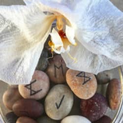 Sommersonnenwende blume rune stones