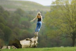 wahre Zufriedenheit-frau-baumstamm-woman