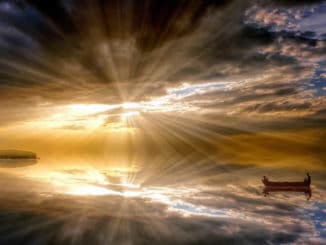 spiegelung-wasser-boot-licht-nature
