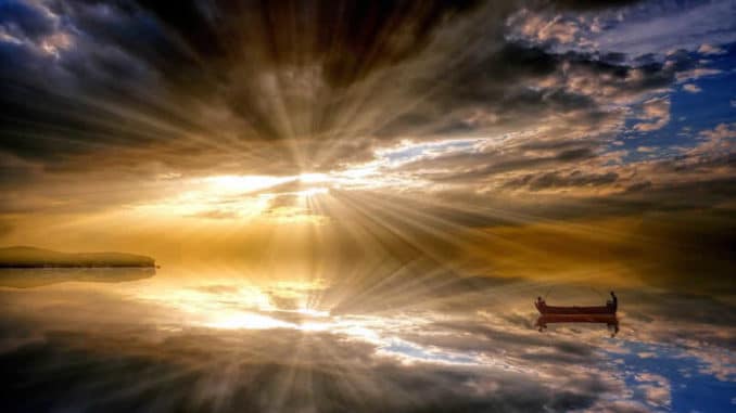 spiegelung-wasser-boot-licht-nature