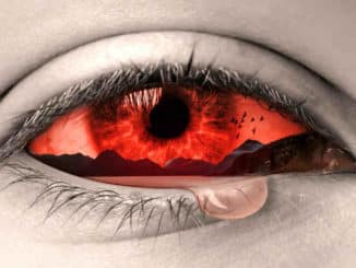 Seelenschmerz: Auge mit einer Träne und roter Landschaft in der Iris