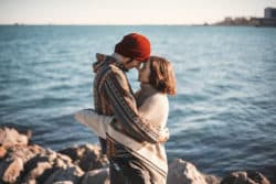 amma-liebe-umarmung-liebespaar-meer-couple