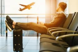 mann-schaut-einem-startendem-Flugzeug-zu-photo