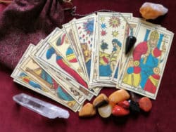 Sagen und Geschichte des Tarot karten set steine kristalle