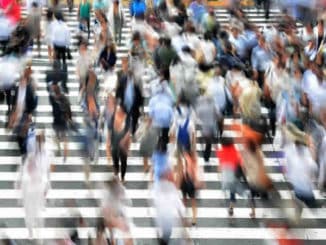 menschen-verzerrt-strasse-pedestrians